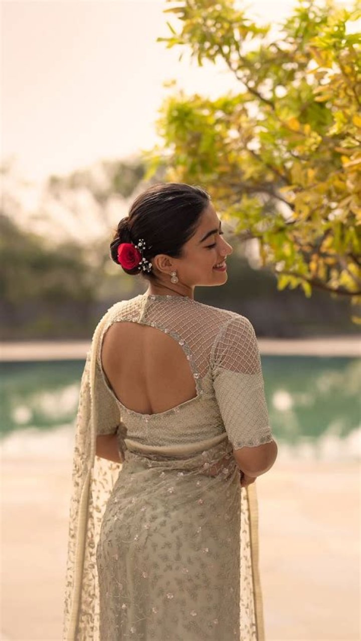 Hot Bollywood Actress Backless Saree Pics Make You Love At First Sight