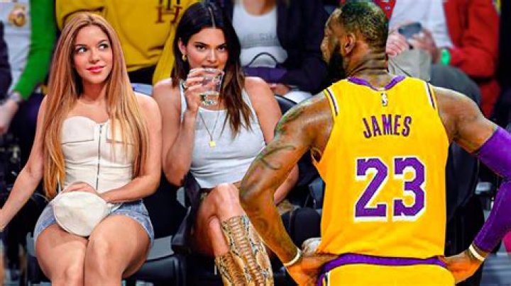 Lakers Fan’s Provocative Gesture Goes Viral (Video)